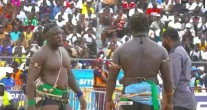 Niang Ballo pousse Mbaye Gouy Gui aux quatre appuis après un crochet droit à l’Arène nationale