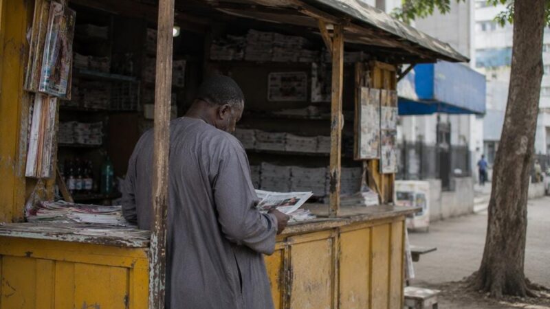 La bataille des vendeurs de journaux à Dakar face à la montée du numérique
