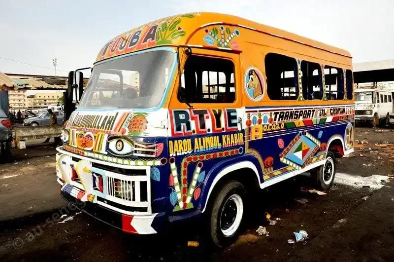 Cheikh Diallo tisse le car rapide en métaphore du Sénégal contemporain