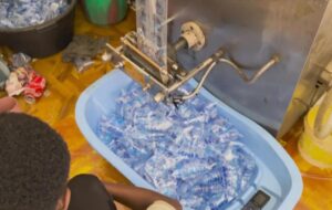 Le ministère de l’Industrie alerte sur les sachets d’eau clandestins : risques de contamination