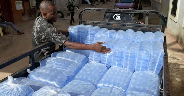 Fausses autorisations à 500 000 et 700 000 FCFA : deux fabricants d’eau en sachet arrêtés