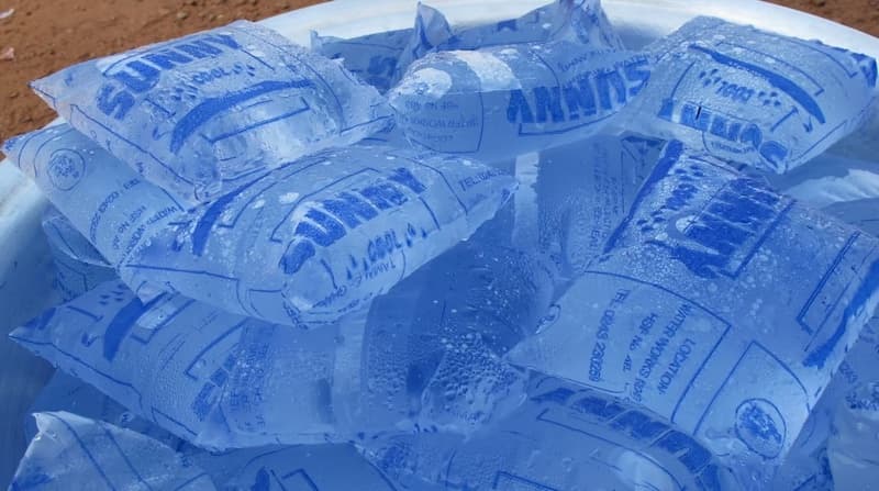 Sachets d’eau : le vice-président de l’Association des consommateurs juge « ahurissants » les résultats d’une nouvelle étude
