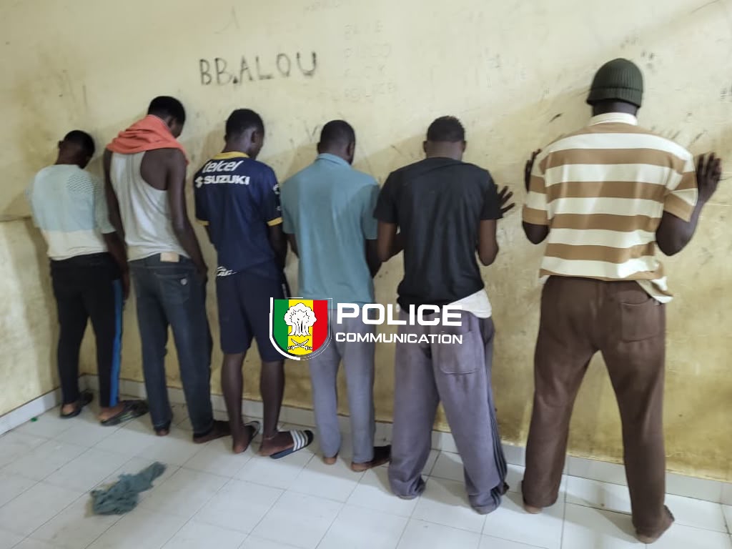 Extorsion, chantage et transmission présumée du VIH : Six personnes, dont trois porteuses du VIH, déférées par la police de Yeumbeul