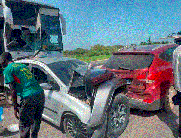 Axe Dakar-Diamniadio : un bus perd le contrôle et provoque un spectaculaire carambolage impliquant une dizaine de véhicules
