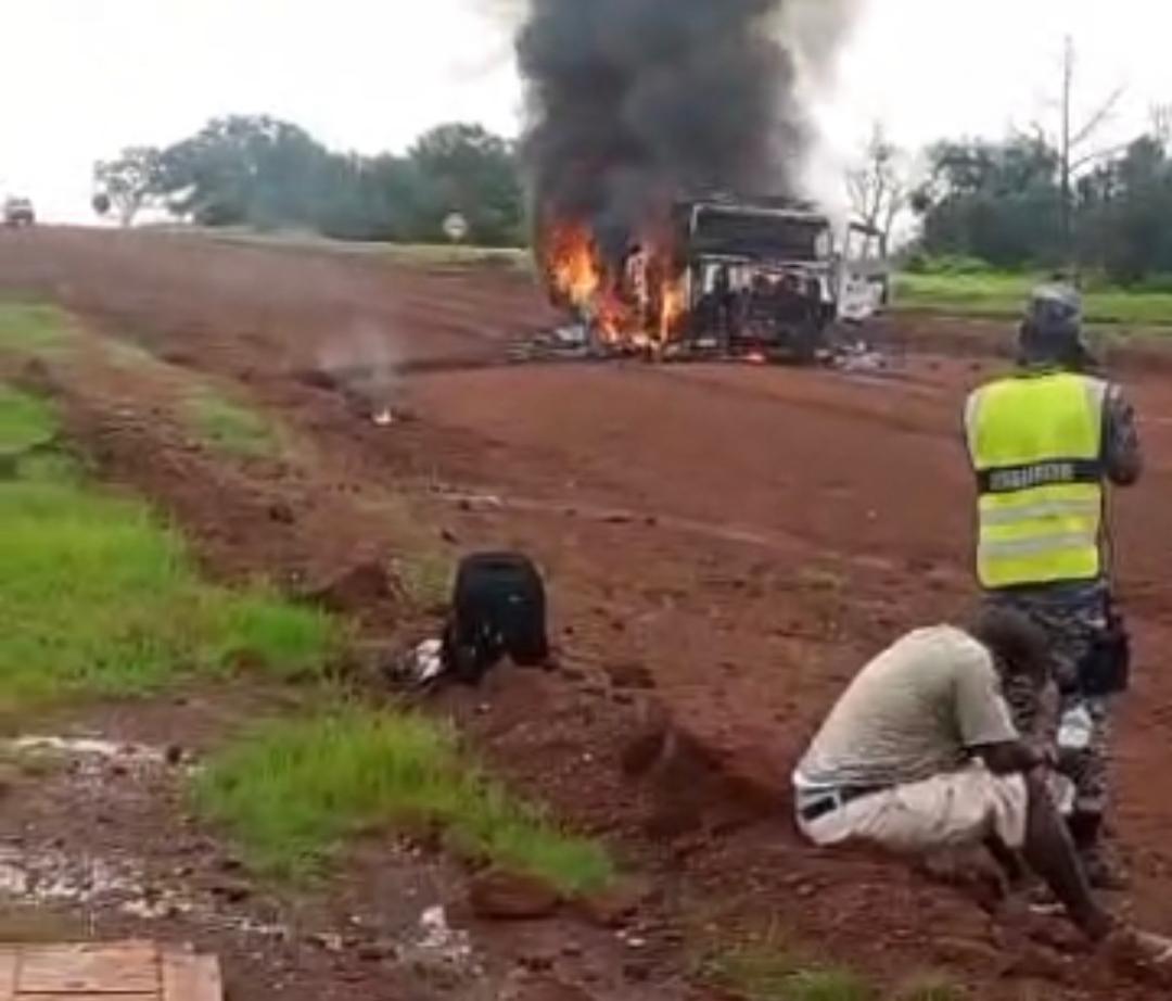 Un camion frigorifique prend feu entre Mandankholi et Khossanto