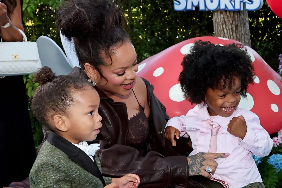 Rihanna entourée de ses trois adorables enfants à la Barbade, dans la rue qui l’a vu grandir…