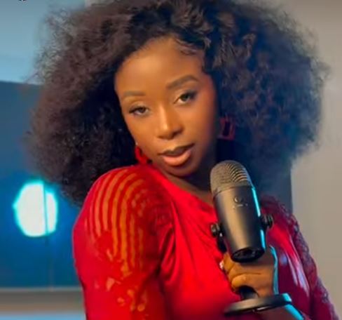 Adiouza partage une vidéo où elle apparaît en train de chanter
