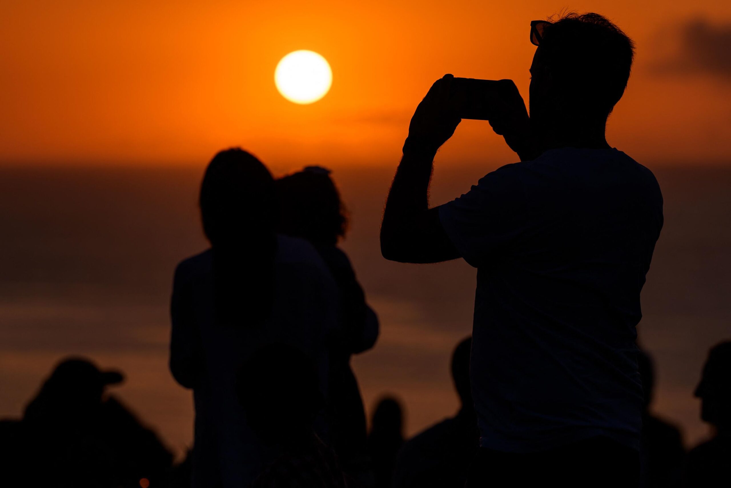 Éclipse solaire : 7 réflexes à adopter pour protéger vos yeux, le ministère de la Santé alerte