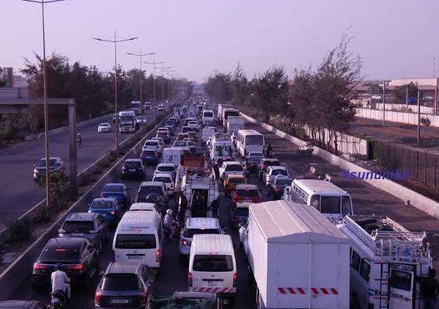 Carambolage à Sébikotane : un bouchon de 4 km sur l&rsquo;autoroute AIBD-Dakar