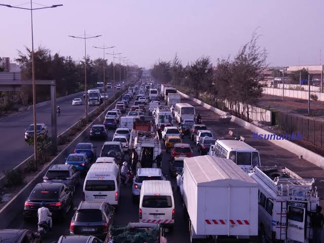 Carambolage à Sébikotane : un bouchon de 4 km sur l’autoroute AIBD-Dakar