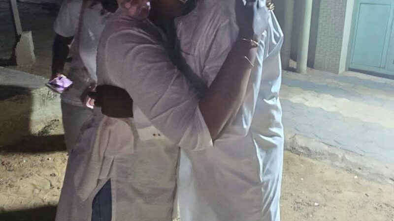 Maodo Malick Mbaye retrouve la liberté, l&rsquo;accolade poignante avec son épouse