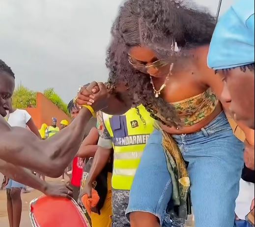 Mia Guissé en mode été à Mbodiène : sa tenue attire les regards (photos)