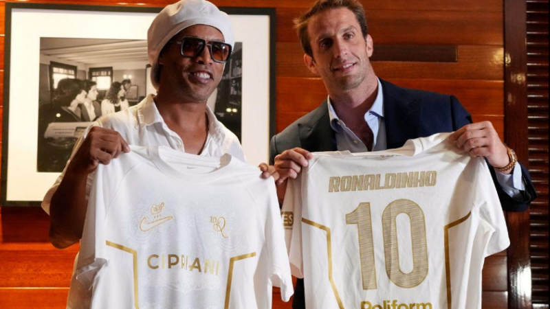 À 46 ans, Ronaldinho sort de sa retraite et vise le 300e but avec Ravenne