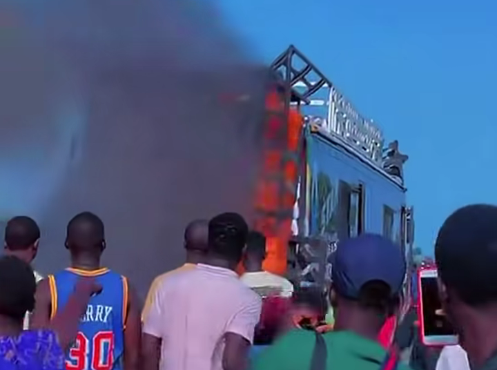 Le pire évité : un bus revenant du Gamou de Tivaouane prend feu sur l’autoroute