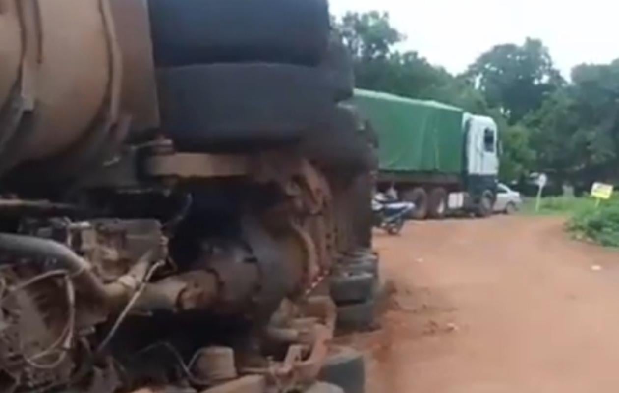 Accident à la sortie de Tanaff : un camion se renverse et perd sa cargaison