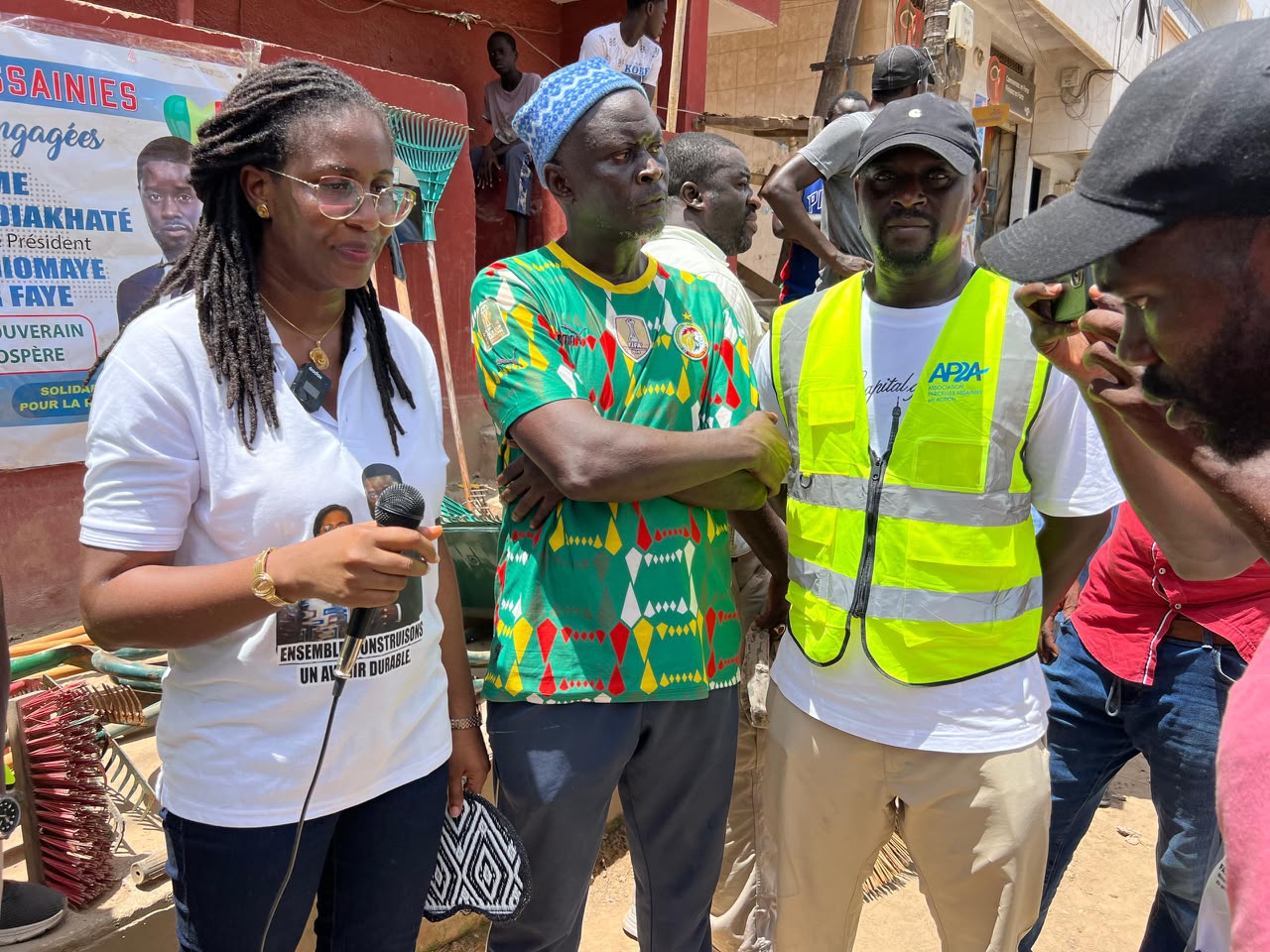 Selon les images reçues, Fifi Diakhaté a participé au décolmatage des grilles de regards et au curage d’une station de pompage aux Parcelles Assainies