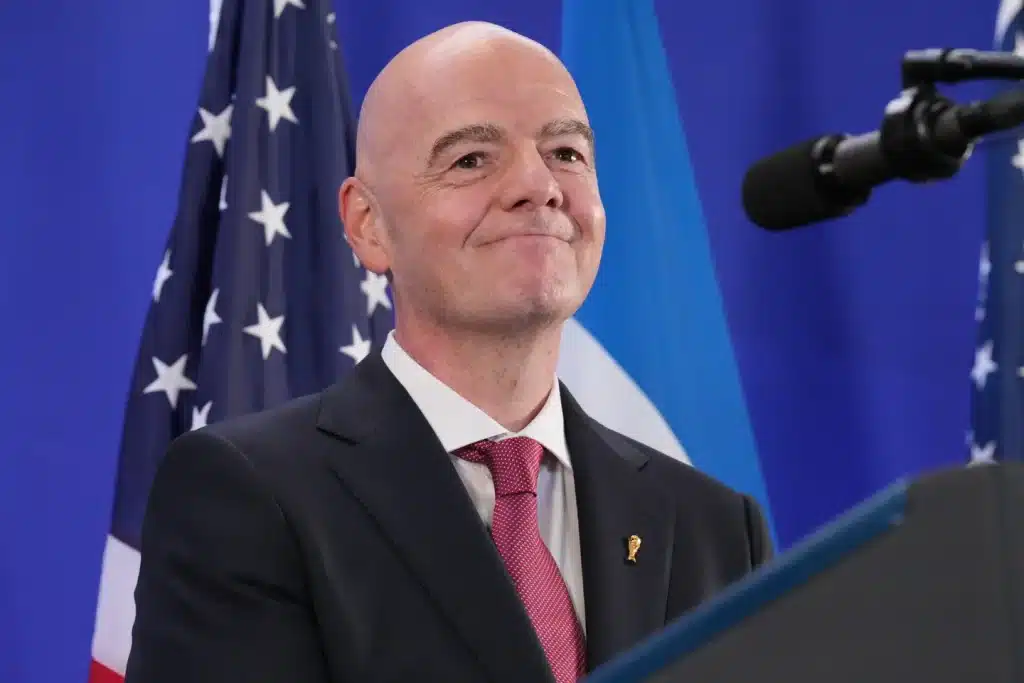FIFA : après l’abandon du projet, des excuses et un soutien maintenu à Infantino