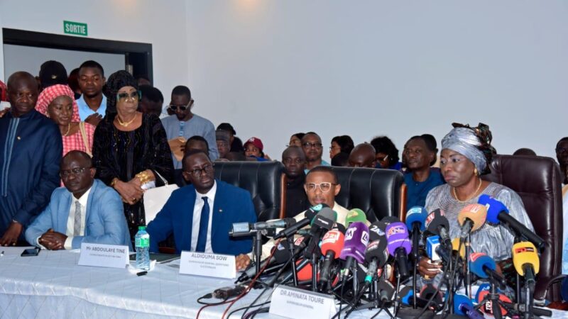 Fonds politiques : Mimi Touré accuse Sonko et réclame des explications