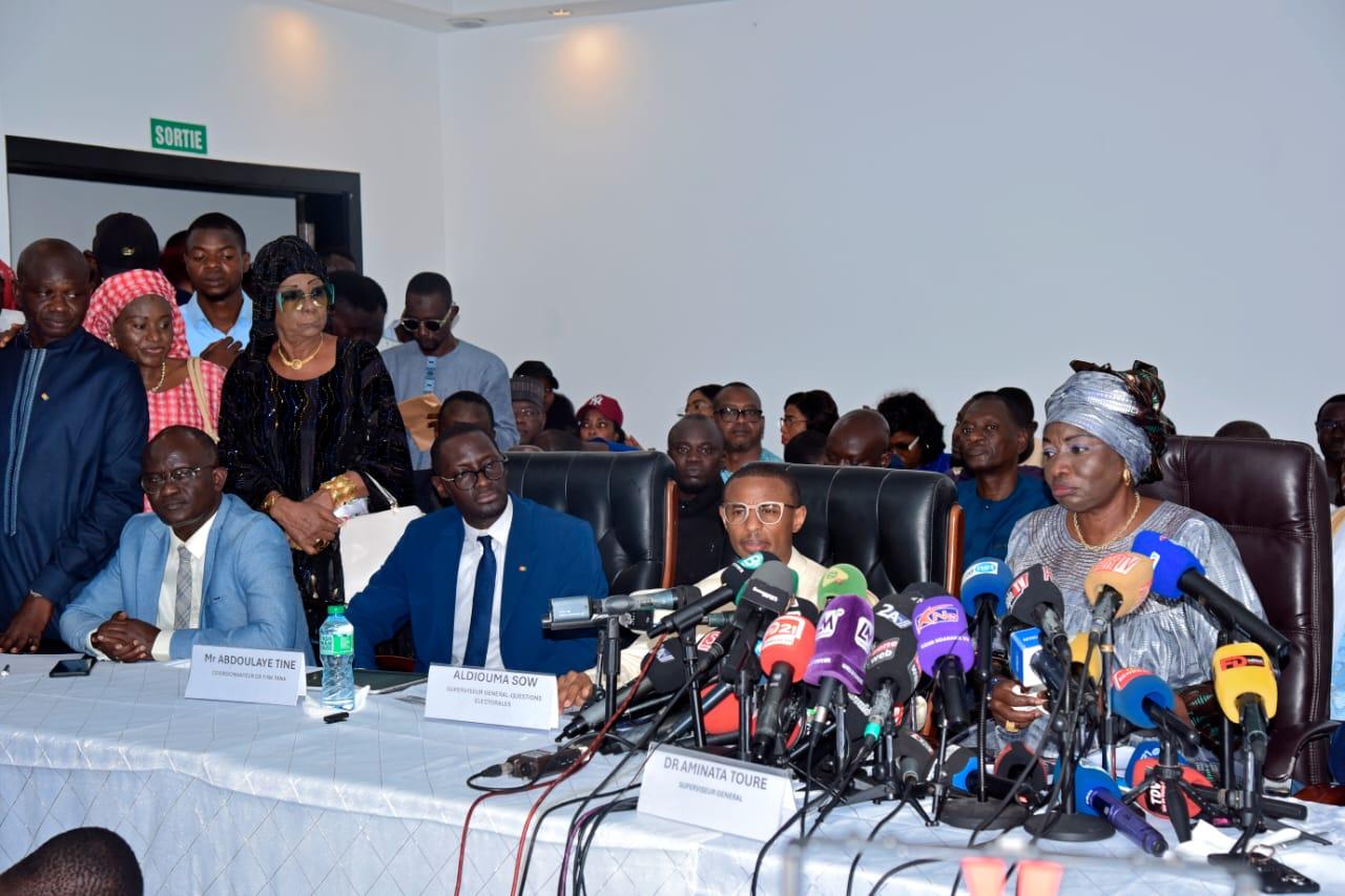 Fonds politiques : Mimi Touré accuse Sonko et réclame des explications