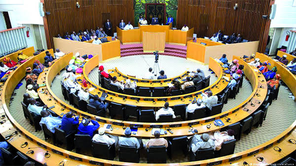Cérémonie de remise de certificats d’anglais aux députés sénégalais avec l’appui des États-Unis