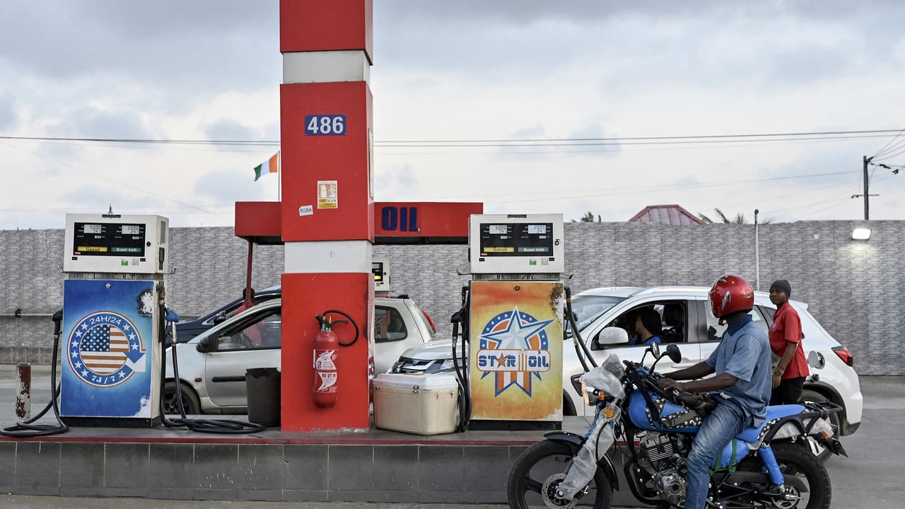 Prix à la pompe : fiscalité et tensions géopolitiques creusent les écarts en Afrique de l’Ouest