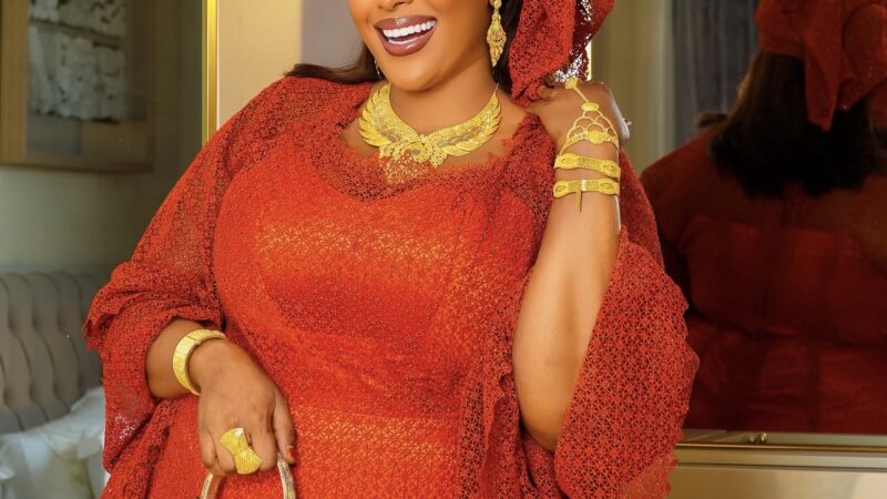 Adja attire les regards au Gamou avec sa tenue rouge et ses bijoux dorés