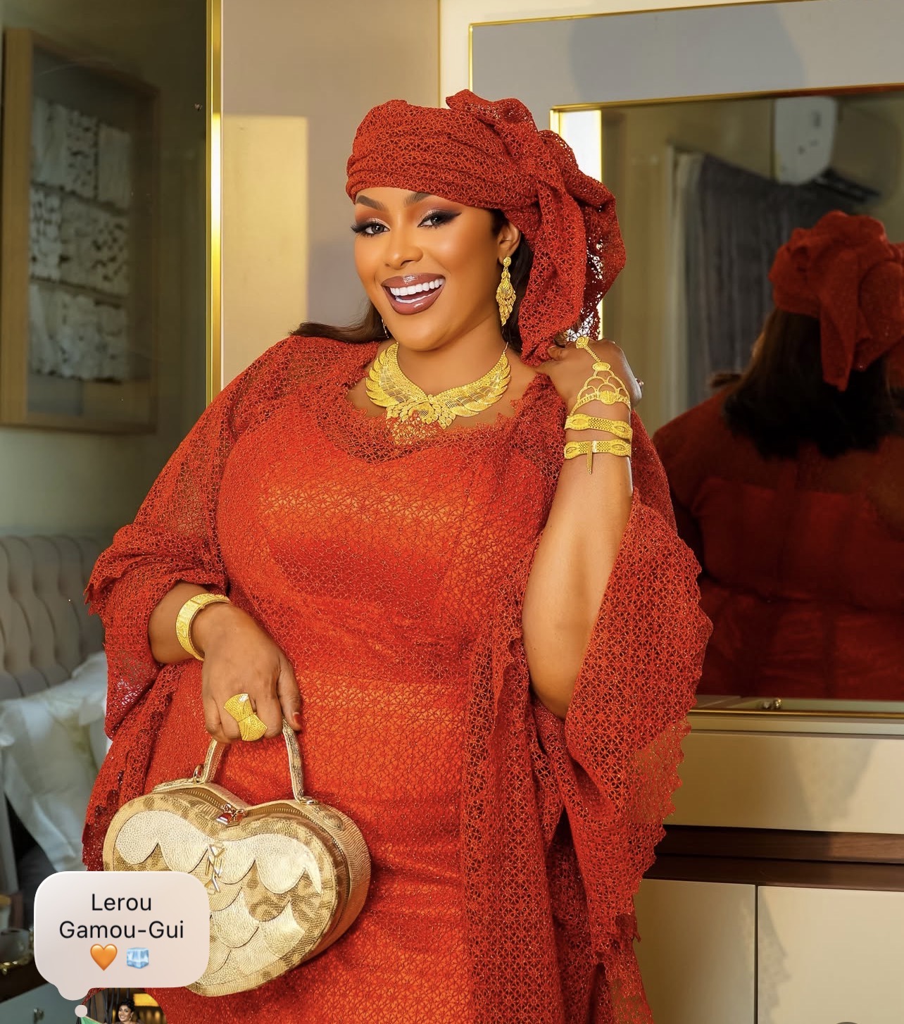 Adja attire les regards au Gamou avec sa tenue rouge et ses bijoux dorés