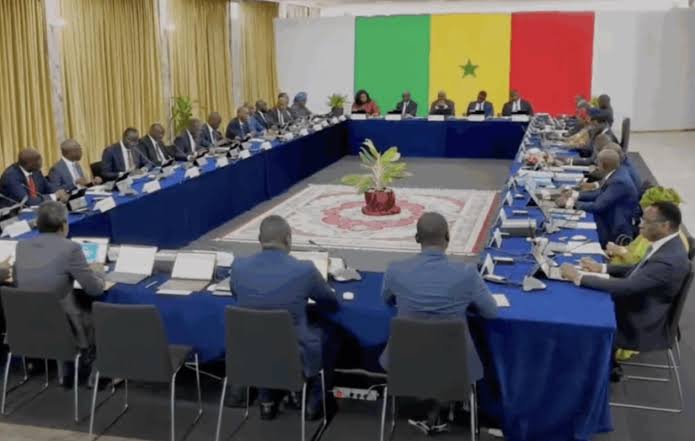 Conseil des ministres : Les Echos évoquent 15 jours de congé pour une partie du gouvernement