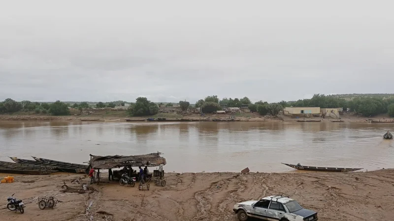 À Bakel, le fleuve Sénégal relie deux rives malgré la pollution