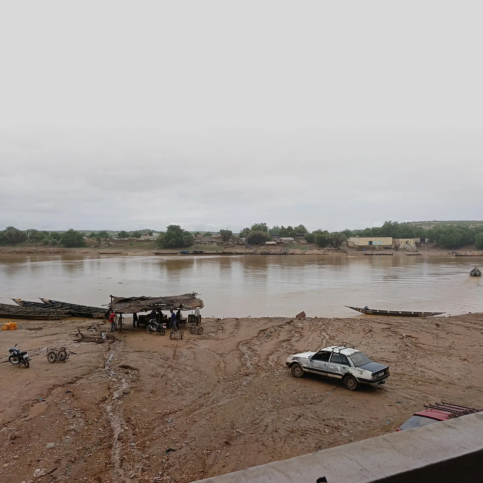 À Bakel, le fleuve Sénégal relie deux rives malgré la pollution
