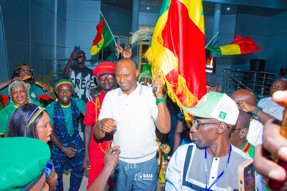 Des supporters sénégalais réservent un bel accueil à Patrick Vieira…(photos)