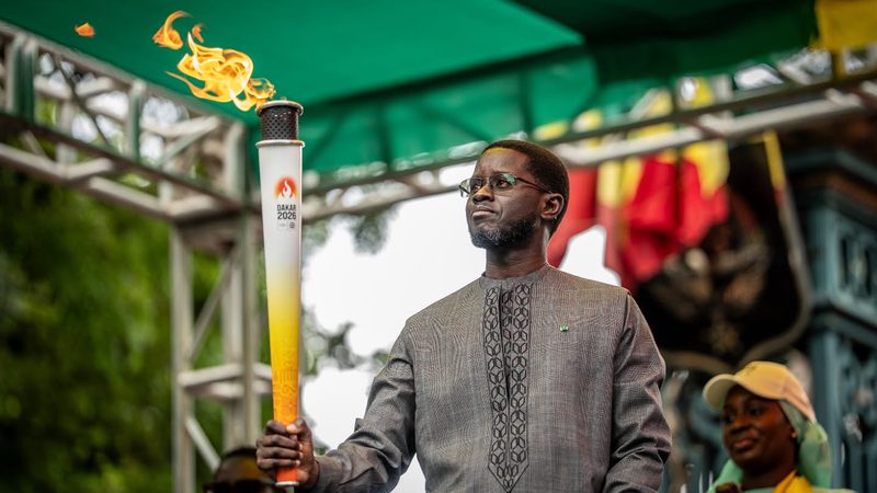JOJ Dakar 2026 : la Flamme olympique remise à Bassirou Diomaye Faye