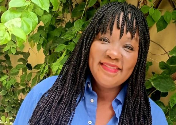 Mame Famew Camara publie « Chroniques d’une femme debout »: quand le théâtre devient une voix de résistance…