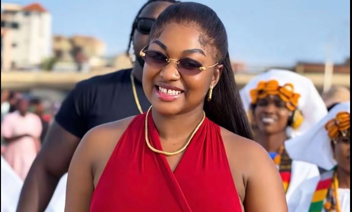 Mia Guissé vit en plein été, et sa tenue ne dit pas le contraire (photos)