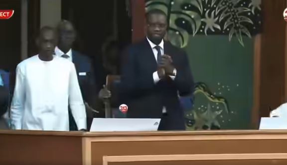 DPG Al Aminou Lo : Ousmane Sonko accueilli par une salve d’applaudissements (vidéo)