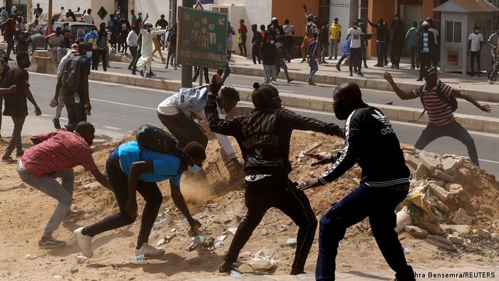 https://senego.com/dossier-des-violences-les-juges-ecartent-le-mandat-de-depot-requis-par-le-procureur_2005460.html