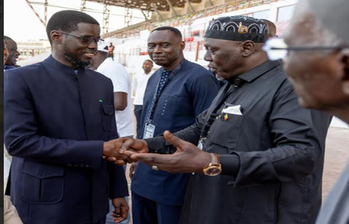 Diomaye Faye taquine Tapha Gueye : « Tu as fait des ravages dans les rangs de mes parents Sérères mais tu as aussi bercé notre jeunesse à nous tous »