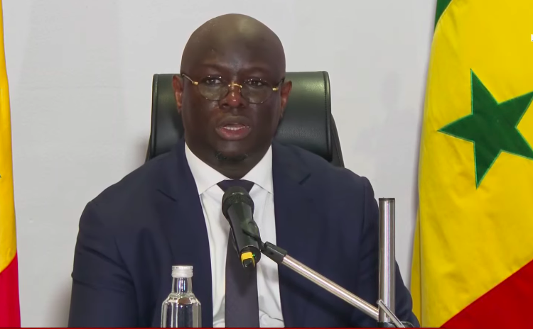 Cheikh Diba annonce le plan de traitement de la dette et 300 milliards pour les entreprises