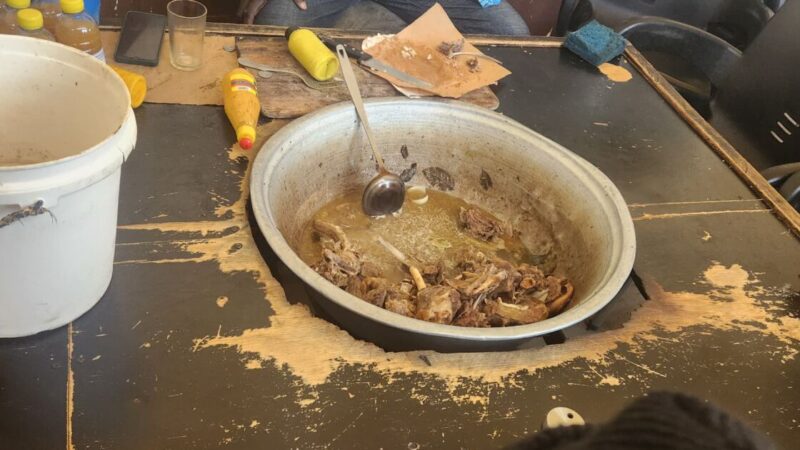 Baux Maraîchers : la visite révèle l’usage du papier journal pour emballer les repas