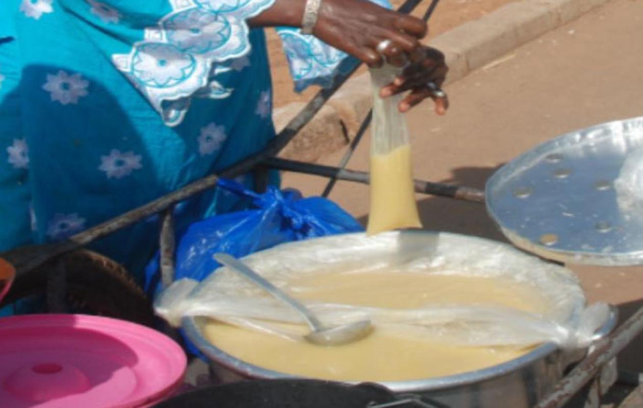 Dr Mamadou Ndiaye alerte sur la bouillie chaude en sachet plastique à Dakar