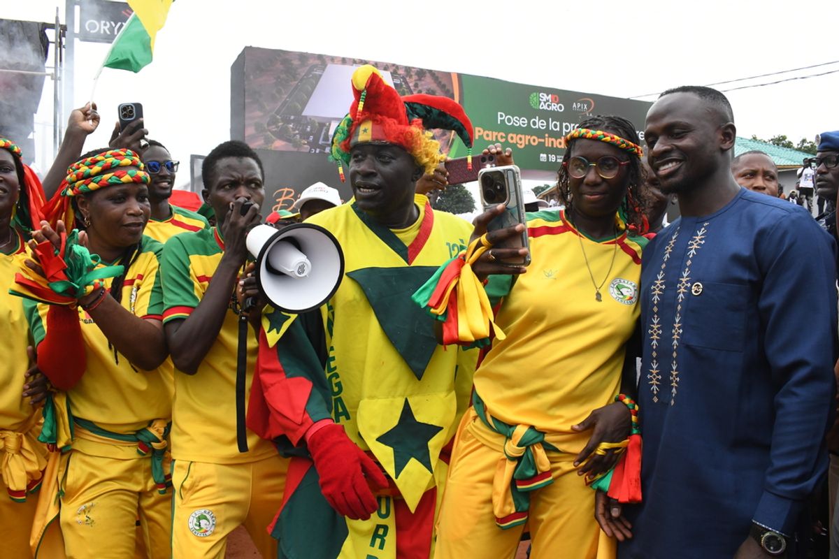 Sadio Mané de retour à Bambali, une foule l’acclame et des habitants travaillent