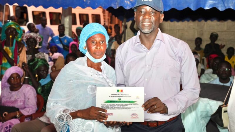 Alioune Dione préside la cérémonie de remise des attestations à 650 femmes formées à Bambey