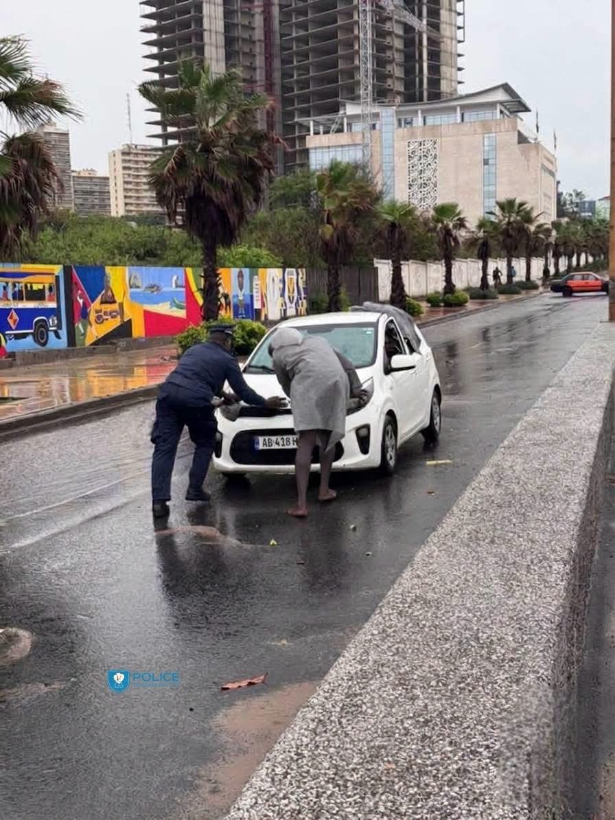 Police nationale : assistance aux citoyens après les fortes pluies à Dakar