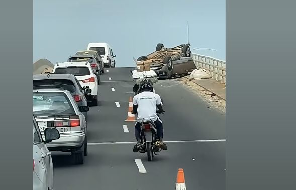 VDN3 : une voiture se renverse spectaculairement sur un pont…(photos)