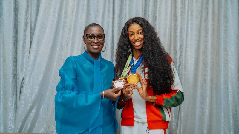 Athlétisme – Triple saut : Après ses exploits, Saly Sarr présente ses trophées à la ministre des Sports (Photos)