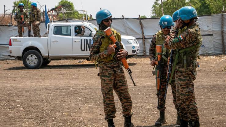 Des habitants fuient Rumbek après l'entrée de jeunes bergers armés dans la ville du Soudan du Sud.