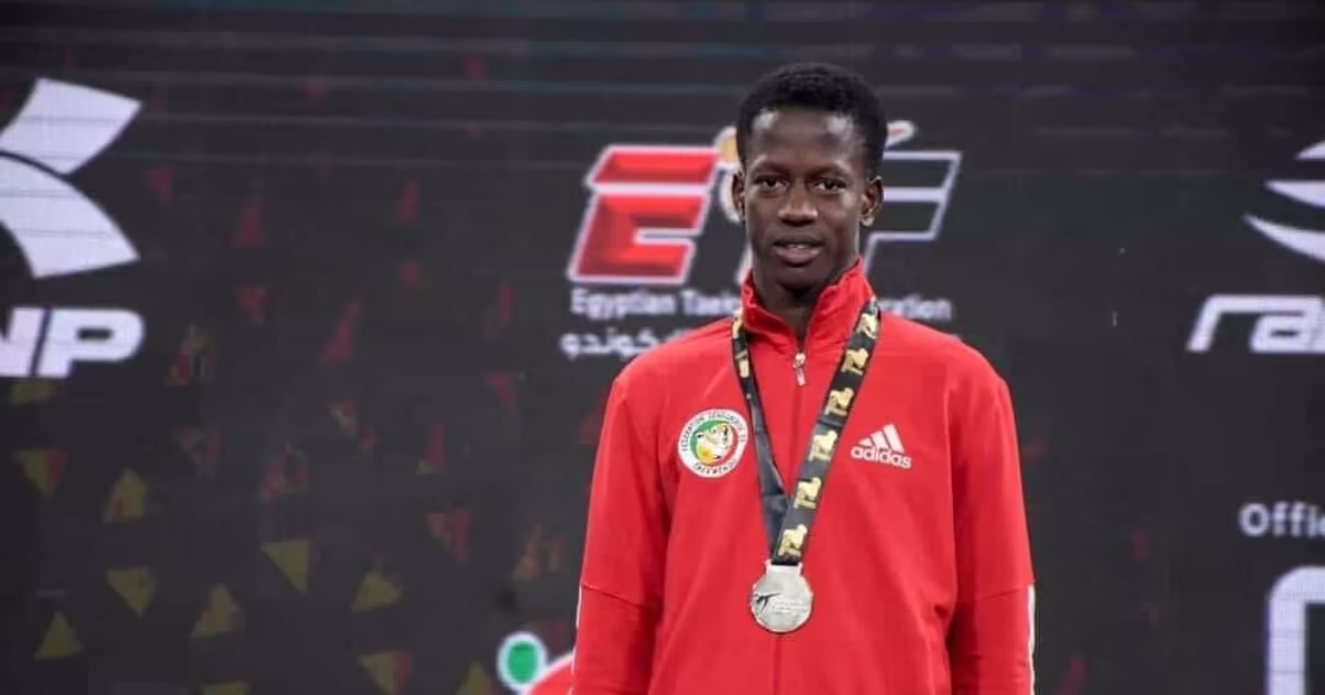 Le taekwondoïste sénégalais Mansour Lo en tenue de compétition