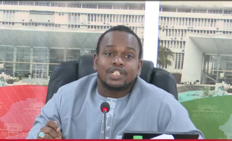 https://senego.com/un-etudiant-un-ordinateur-mountaga-dia-lache-une-bombe-devant-la-commission-denquete_2010109.html