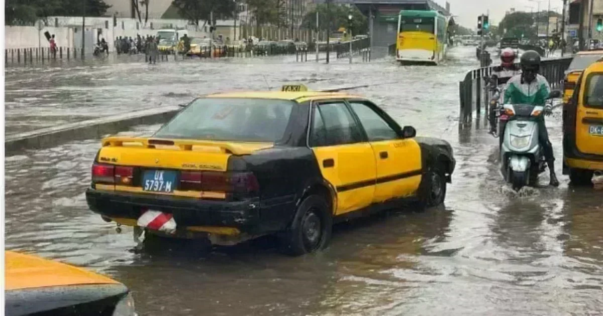 Nuages de pluie au-dessus de Dakar pendant une journée orageuse