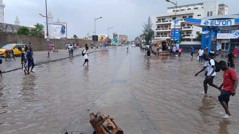 Pluies diluviennes à Dakar : Colobane sous les eaux, la circulation paralysée